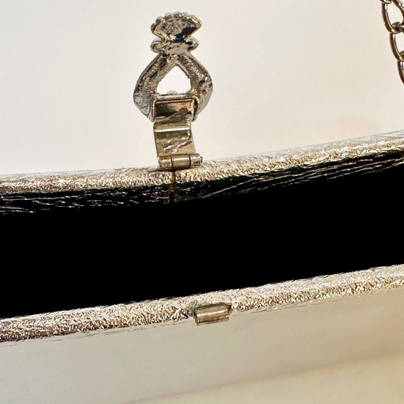🌟HP🌟VTG 1950s-60s Silver Vinyl Decorative Lift Clasp Evening Bag - Picture 4 of 14